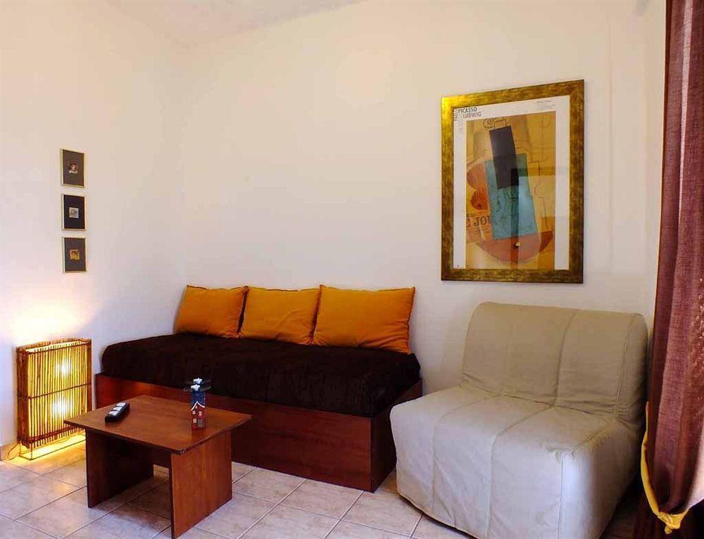 וורוורו Christaras Apartments מראה חיצוני תמונה