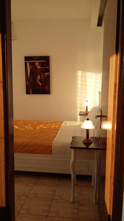 וורוורו Christaras Apartments מראה חיצוני תמונה